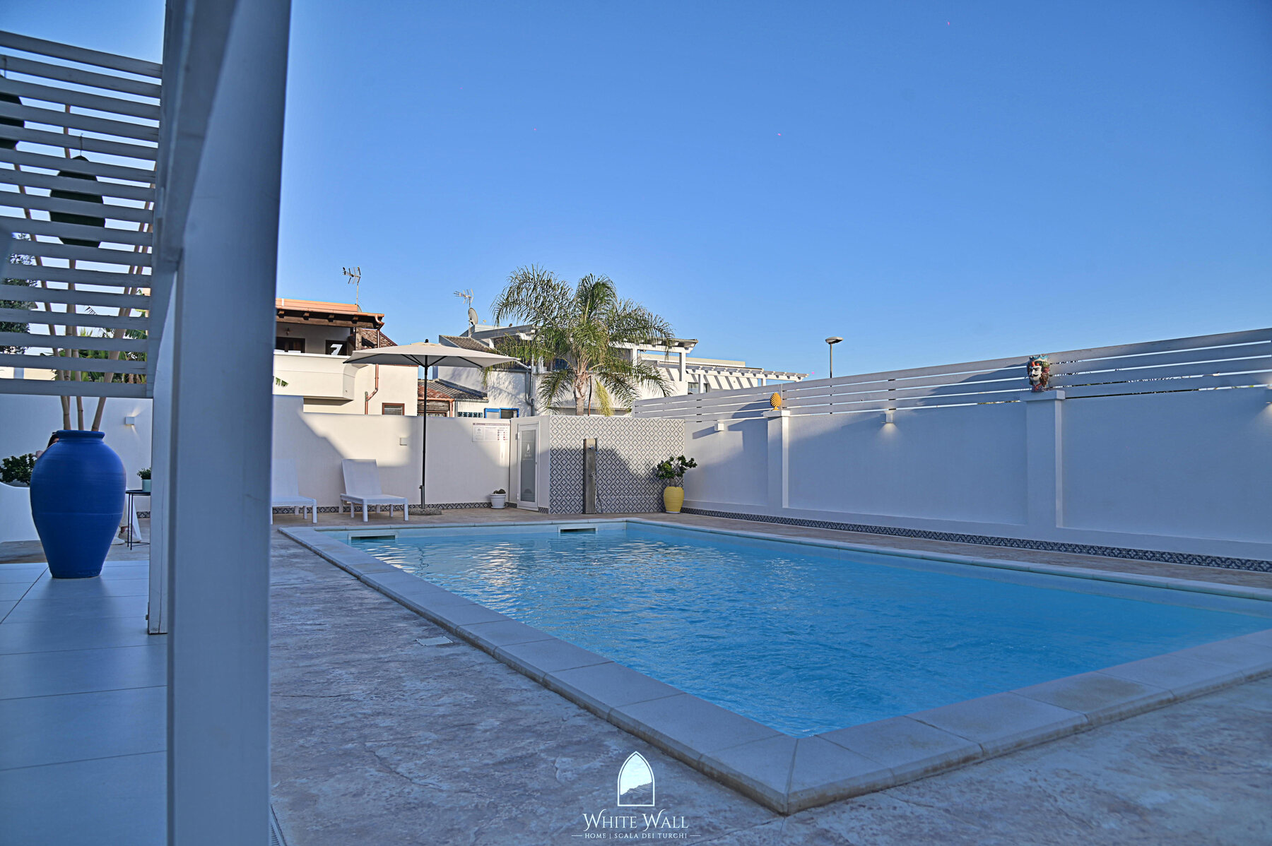 Piscina e cortile White Wall