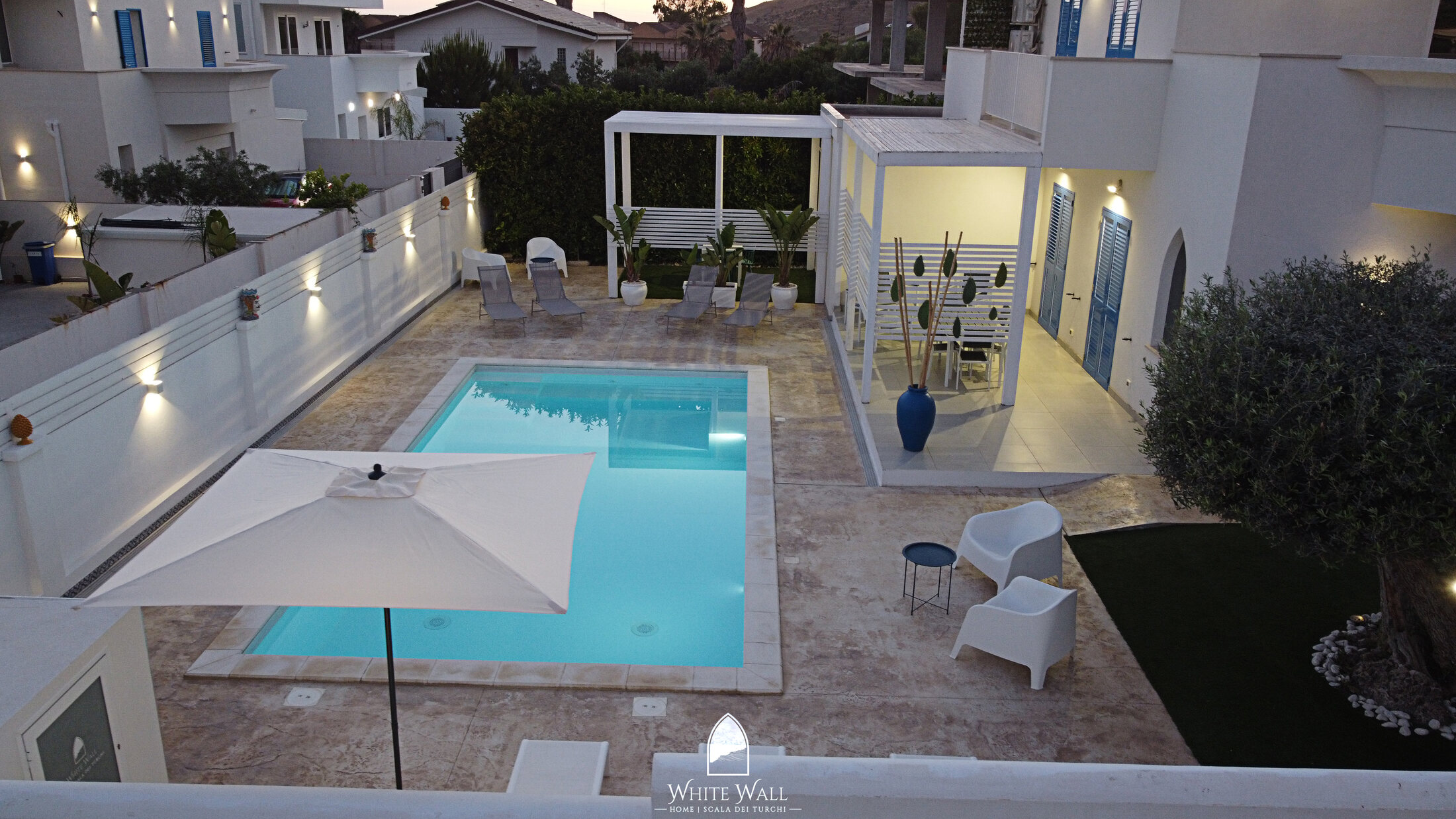 Piscina White Wall vista dall'alto nel cortile