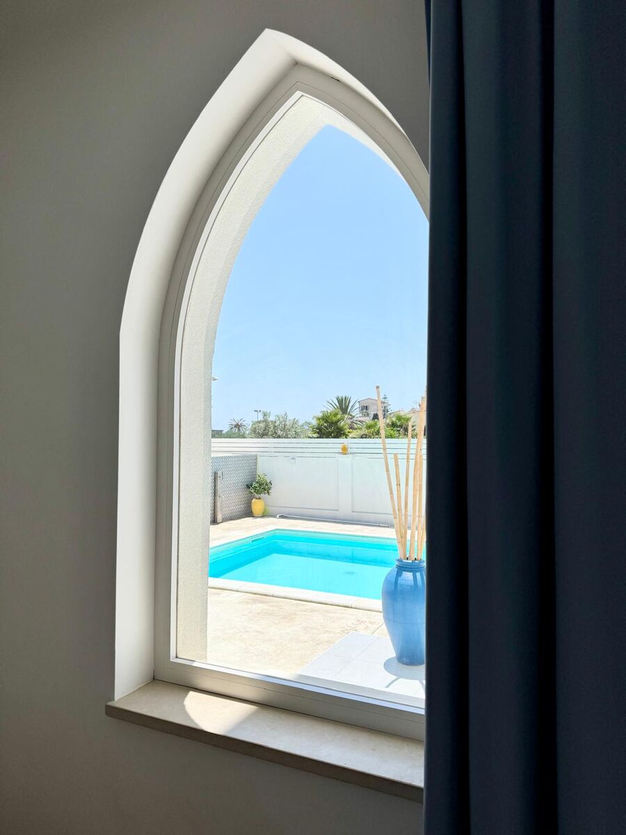 Finestra ad arco con vista piscina